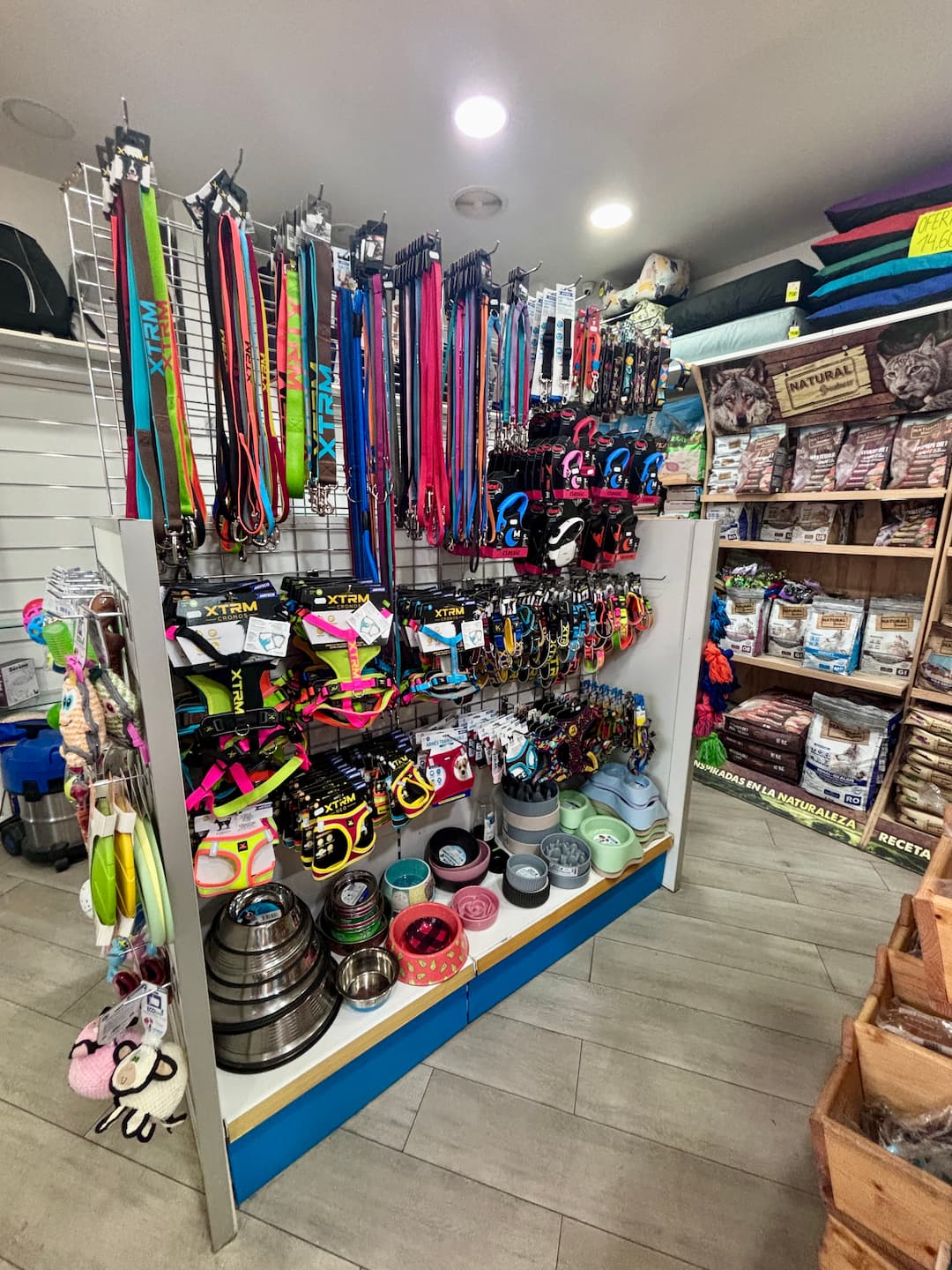 Interior de la tienda San Roque Mascotas con accesorios y alimentación